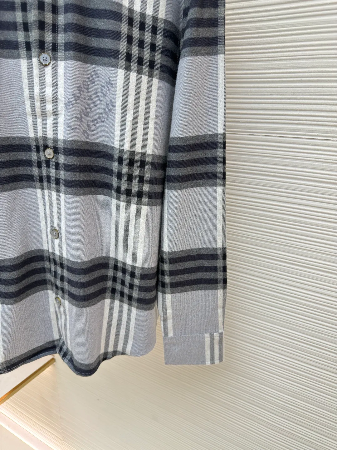 LOUIS VUITTON flannel jacquard letter shirt ●Authentic product: purchased and developed at 10700 ●Item number: 1680667-B70 ●Fabric: flannel fabric ●Technology: jacquard production ●Version: fitted version ●Weight: about 335 grams ●Size: XS-S-M-L ●Description: Made of 100% cotton flannel jacquard fabric, the Y-plate fabric was disassembled to analyze the warp and weft density of the tissue yarns at several points. 32s double-ply ring-spun light floral gray yarn was used as the warp yarn. The upper shaft of the warp yarn was pulled to customize an exclusive pan head. The piece of cloth was positioned and woven with jacquard letters using dark floral gray yarn. A high-speed rapier jacquard machine was used to weave the gray fabric. After washing and shaping the fabric in a vat, flannel is picked up from the fabric surface. Positioning letters are used on the front and back panels, and original patterns are used on the left and right front panels. It is different from the ordinary rapier woven plaid fabrics in the market. The letters are printed in a low version, and the bronze material is hand-sewn in a mold. The buttons are inlaid with natural shells and white butterfly engraved buttons on the inside. The overall wiring is straight and delicate, the fabric is comfortable and soft, and the color is consistent without color difference. It can be matched with the same style to create a fashionable look and control various occasions. Customized accessories, complete with three standards, same style for men and women!